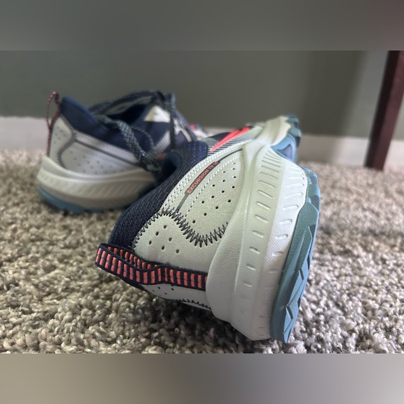 Saucony women’s sneakers, size 9. - Picture 4 of 8